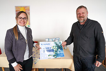Heimleiter Friedemann Hopp nimmt den Scheck dankend entgegen.