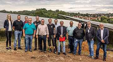 Gruppenfoto der Beteiligten des Solarpark-Projekts